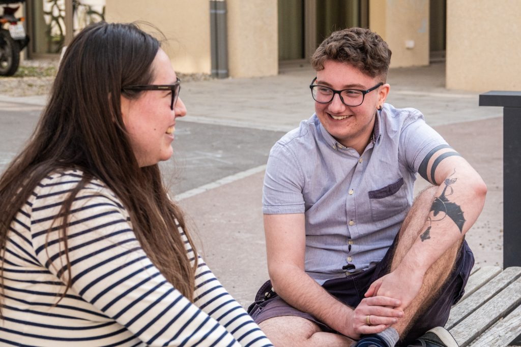 Frau und mann führen ein Interview