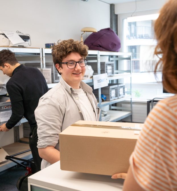 Kundin holt erworbene Ware ab