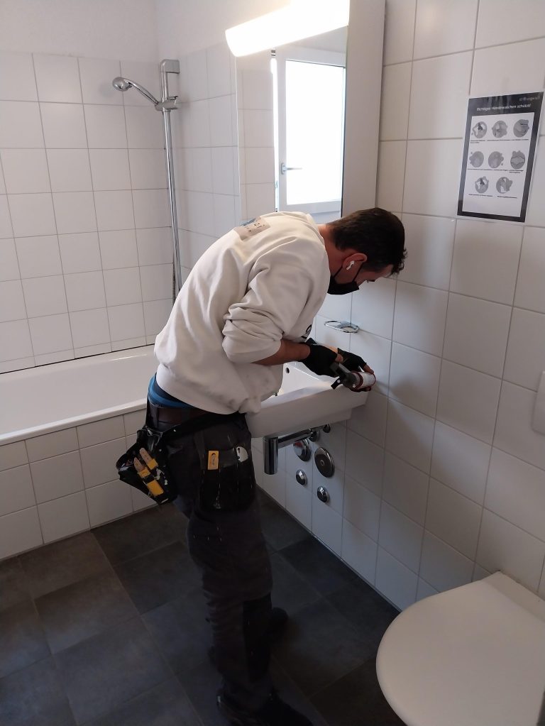 Arbeitende Person im Badezimmer