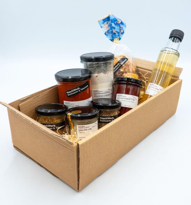 Geschenkbox mit Sirup, Gewürzmischung, Sugo, Konfitüre und Kekse von unserer Gastronomie hergestellt