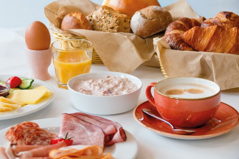 Reichhaltiges Frühstück mit Eierspeisen, Brotvariationen, Bircher Müsli, Bio-Henauer Kaffeespezialitäten, Käse- und Fleischvariationen