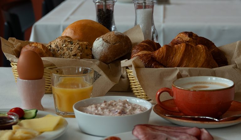 Reichhaltiges Frühstück mit Eierspeisen, Brotvariationen, Bircher Müsli, Bio-Henauer Kaffeespezialitäten, Käse- und Fleischvariationen