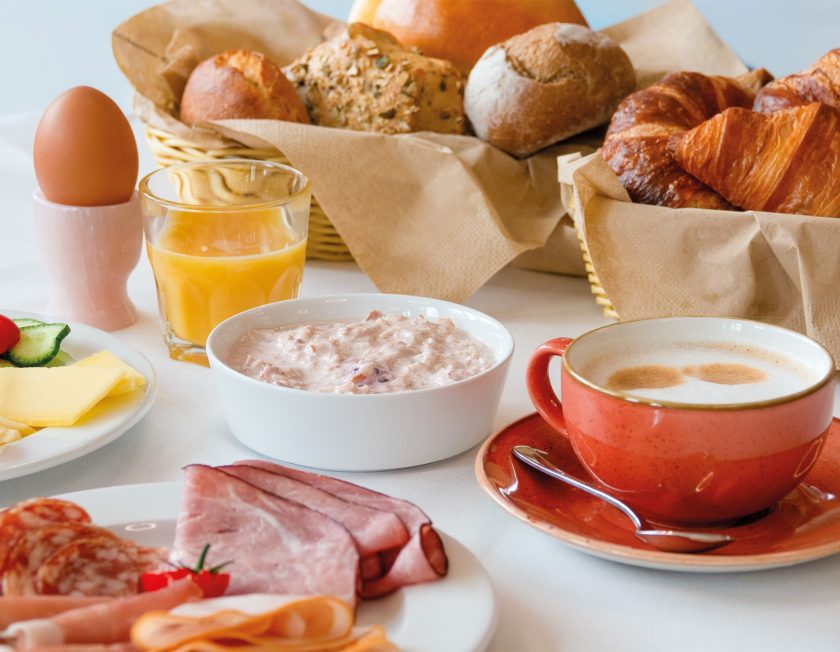 Reichhaltiges Frühstück mit Eierspeisen, Brotvariationen, Bircher Müsli, Bio-Henauer Kaffeespezialitäten, Käse- und Fleischvariationen