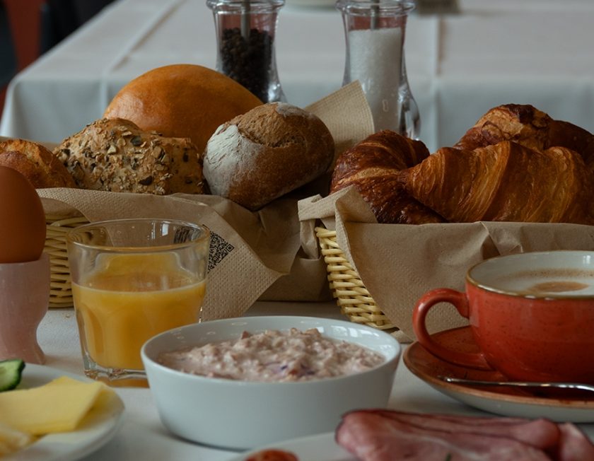 Reichhaltiges Frühstück mit Eierspeisen, Brotvariationen, Bircher Müsli, Bio-Henauer Kaffeespezialitäten, Käse- und Fleischvariationen