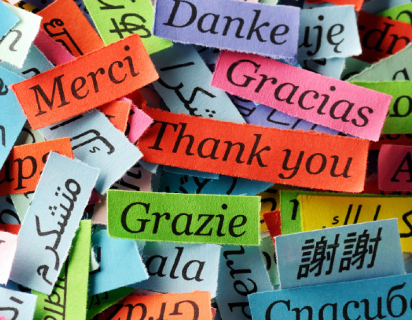 das Wort Danke in verschiedenen Sprachen auf Zettel geschrieben