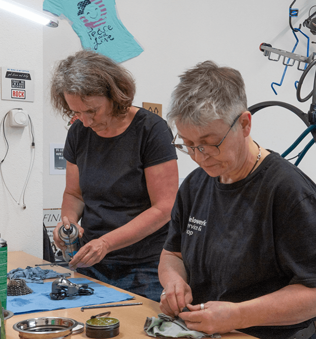 Unsere Mitarbeitenden überarbeiten mechanische Teile des Velos