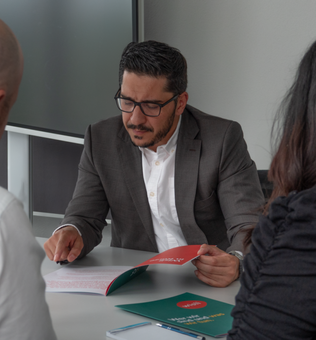 Gesprächsrunde, mann schaut sich Dokument an