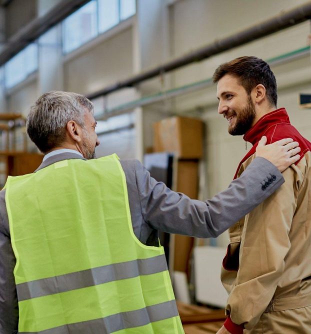Ein Vorgesetzter gratuliert seinem Mitarbeitenden