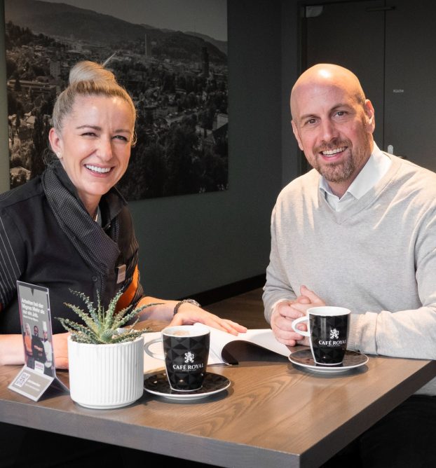 Leiterin Migros-Restaurant sitzt mit Leiter FASt zusammen