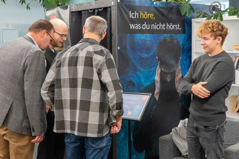 Personen besuchen unsere Erfahrungsboxen