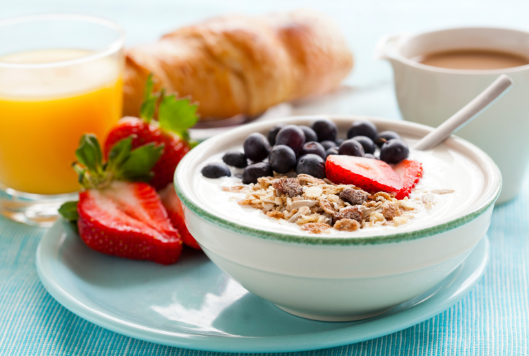 Müsli mit Orangensaft, Kaffee und Gipfel