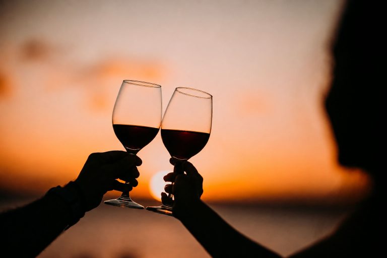 Zwei Weingläser im australischen Sonnenuntergang