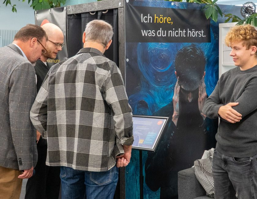 Personen besuchen unsere Erfahrungsboxen