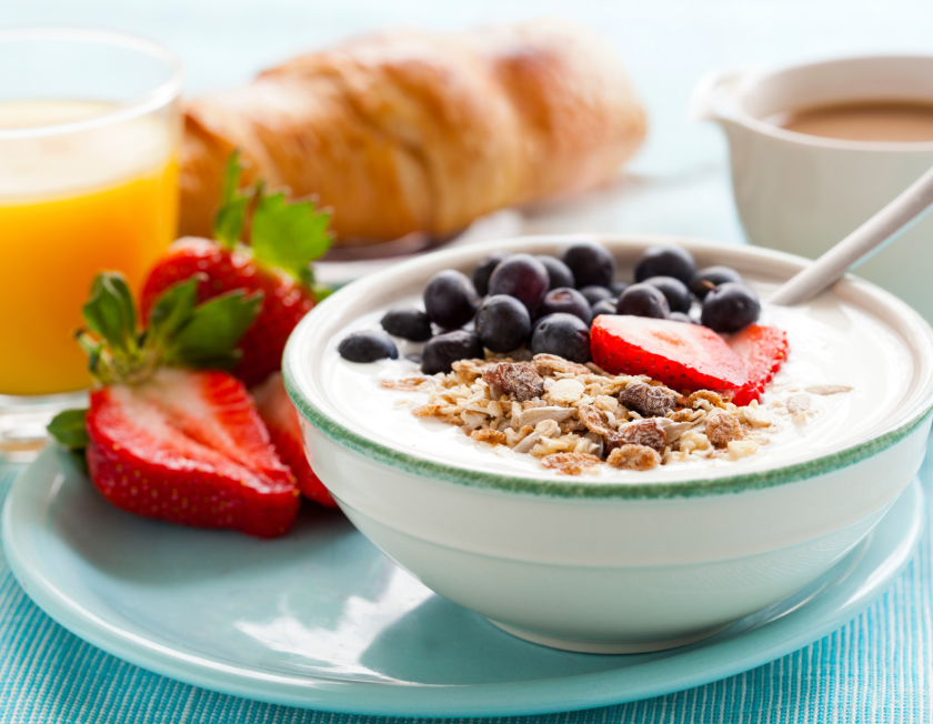 Müsli mit Orangensaft, Kaffee und Gipfel