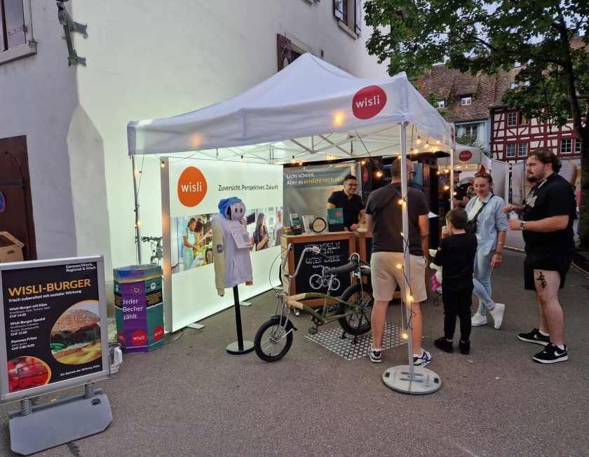 Bild zeigt den Stand am Büüli-Fest 2025 mit Spenden-Bike