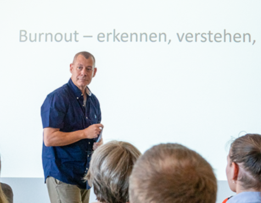 Bild zeigt Moderator eines Workshops