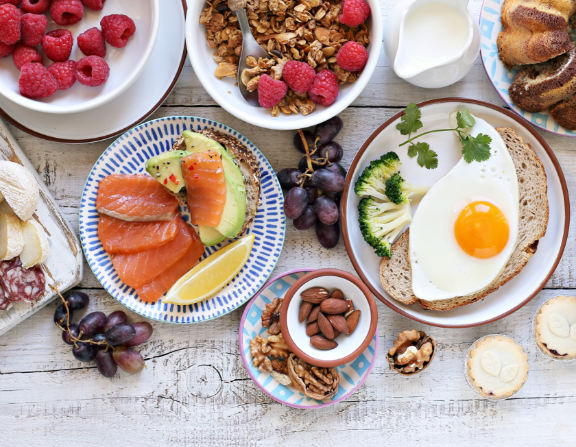 Brunchangebot, Brot, Ei, Müsli, Früchte, Lachs, Nüsse, Milch, Käse, Fleisch, Kuchen