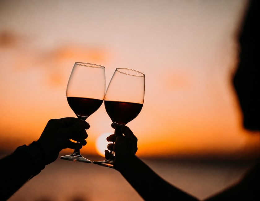 Zwei Weingläser im australischen Sonnenuntergang
